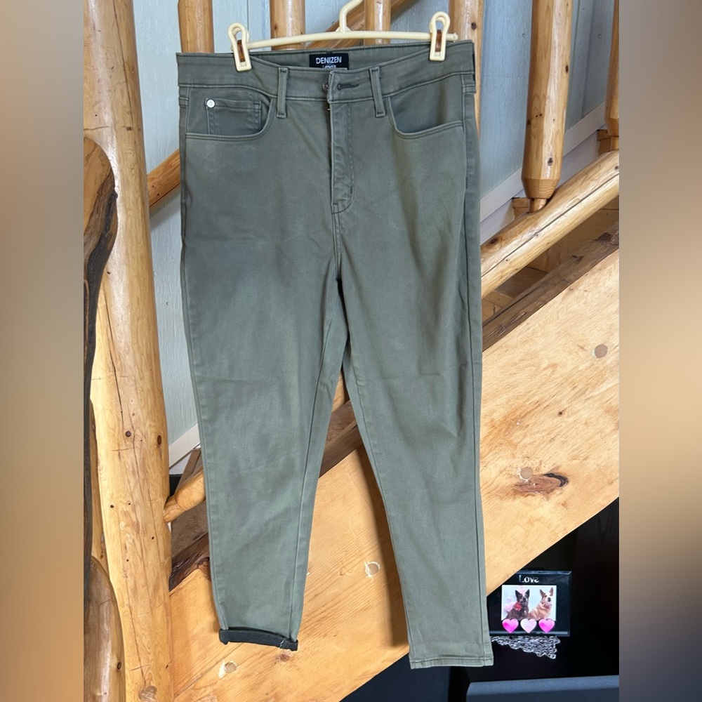DONATING 9/12/26 - Levi's Denizen Olive High-Rise Skinny Jeans soft & stretchy
